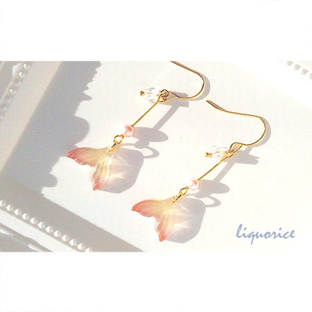 フィッシュテールのピアス・イヤリング（ピンク色）