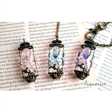 アンティーク砂時計のネックレス&キーホルダー(紫)