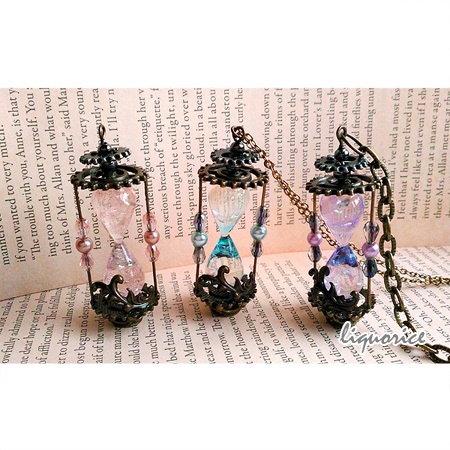 アンティーク砂時計のネックレス&キーホルダー(紫)