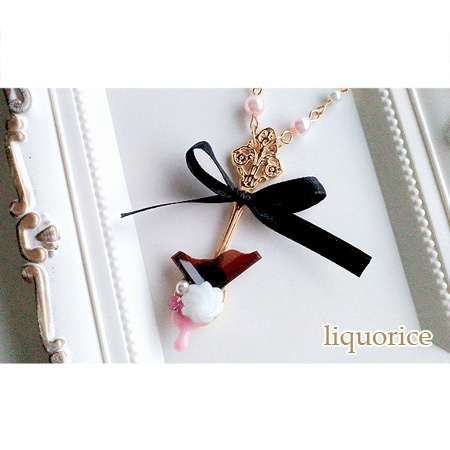 スプーンとチョコレートのペンダント（ストロベリー）