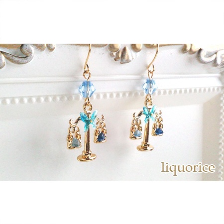 蝶と天秤のピアス・イヤリング(濃い青&水色)