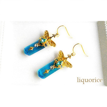 青いクリスタルソードのピアス・イヤリング