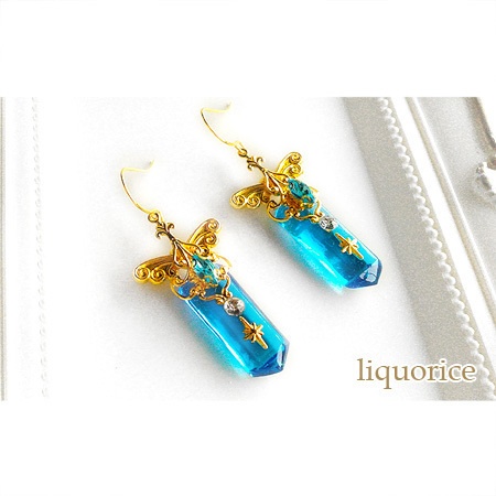青いクリスタルソードのピアス・イヤリング