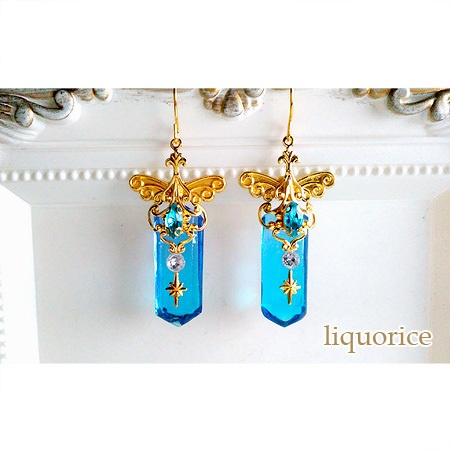 青いクリスタルソードのピアス・イヤリング