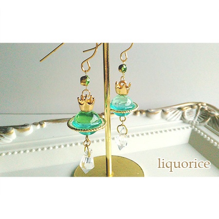 黄緑色の惑星のピアス・イヤリング