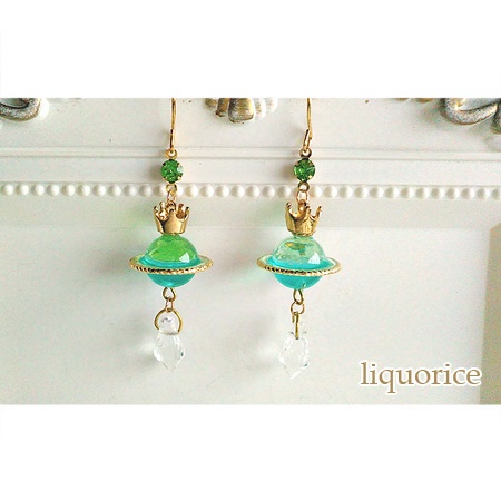 黄緑色の惑星のピアス・イヤリング