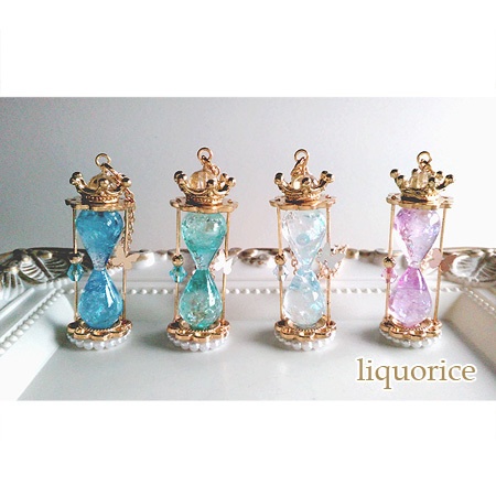 パールと蝶の砂時計ネックレス(紫色)