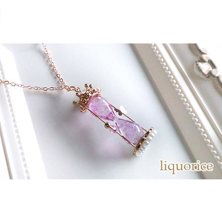 パールと蝶の砂時計ネックレス(紫色)