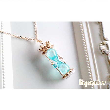 パールと蝶の砂時計ネックレス(青緑色)