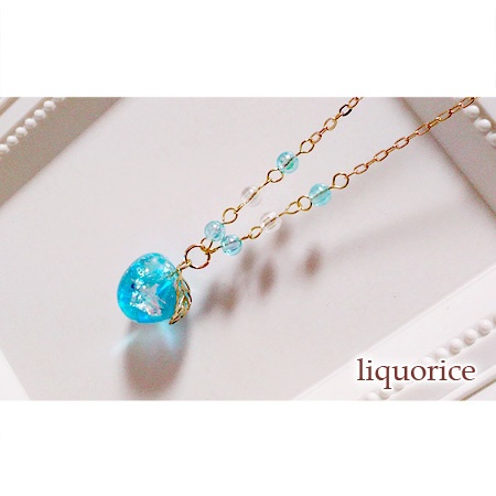 青いりんごのネックレス