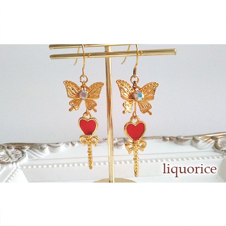 蝶と赤いハートのスティックピアス・イヤリング