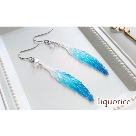 青い羽根のピアス・イヤリング