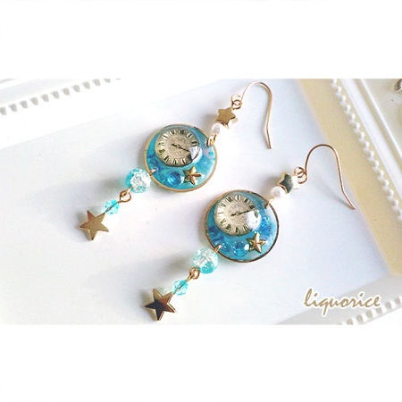 水色の月と時計のピアス・イヤリング