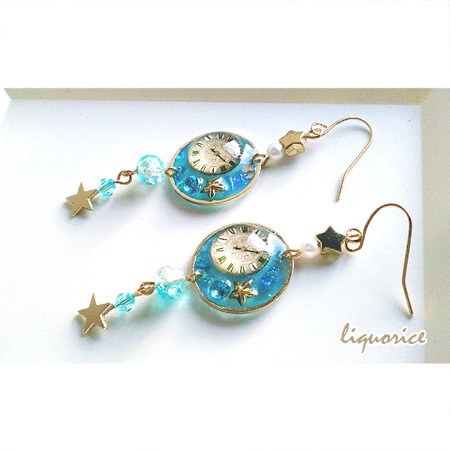 水色の月と時計のピアス・イヤリング