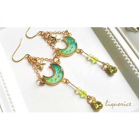 星のゆりかごのピアス・イヤリング(黄緑色)