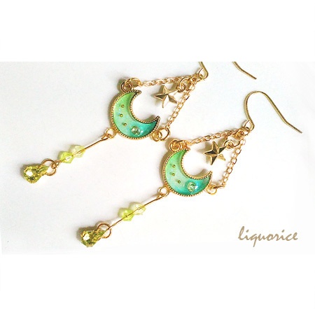 星のゆりかごのピアス・イヤリング（黄緑色）