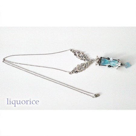 ゴシック砂時計のネックレス(水色)