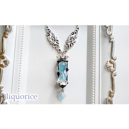 ゴシック砂時計のネックレス(水色)