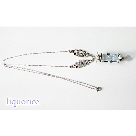 ゴシック砂時計のネックレス(薄い紫色)