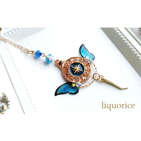 青い蝶と時計盤のネックレス・ペンダント