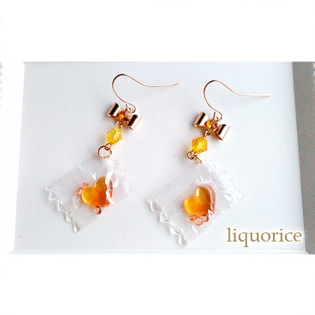 ハートキャンディーのパッケージピアス・イヤリング（オレンジ色）