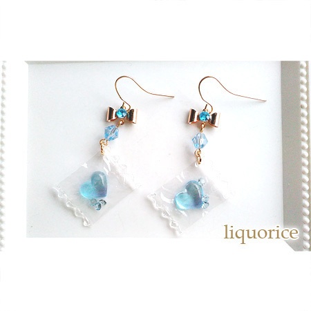 ハートキャンディーのパッケージピアス・イヤリング（水色）