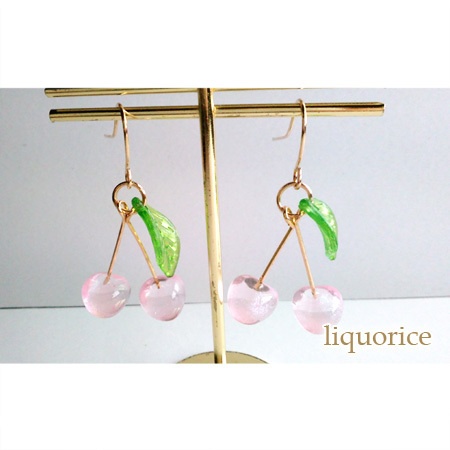 さくらんぼのピアス・イヤリング(ピンク色)