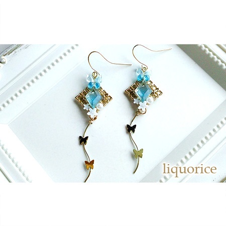 蝶々とダイヤのピアス・イヤリング（水色）