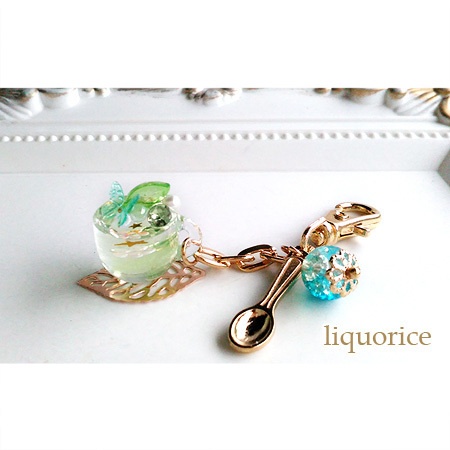 リーフと蝶々ティーカップのバッグチャーム・キーホルダー（黄緑色）