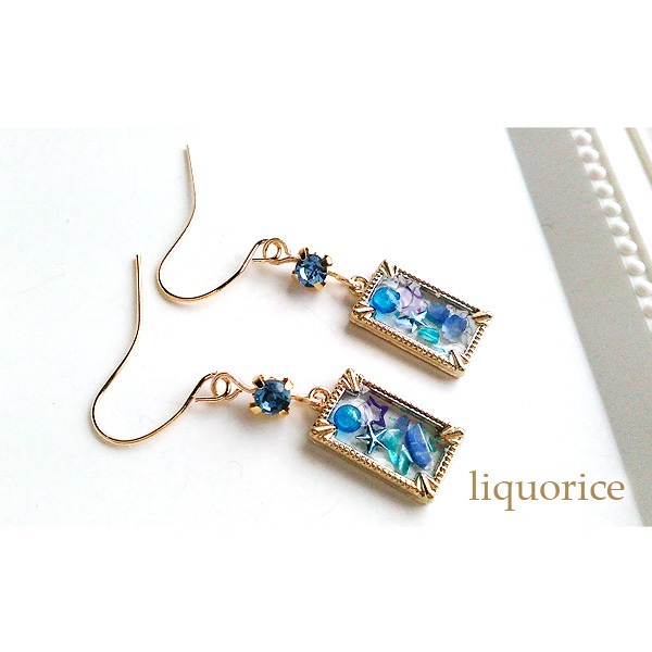 青い小さなフレームのピアス・イヤリング