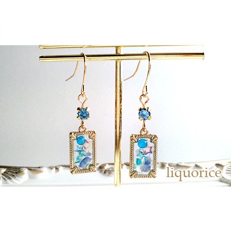青い小さなフレームのピアス・イヤリング