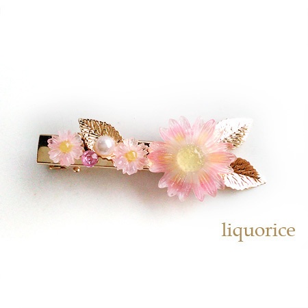 ピンク色の花のクリップピン