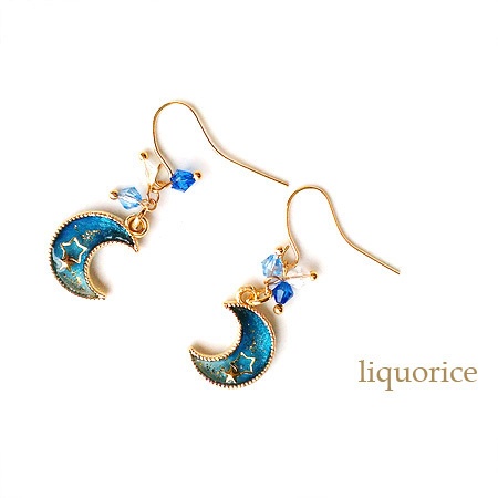 青い三日月のピアス・イヤリング