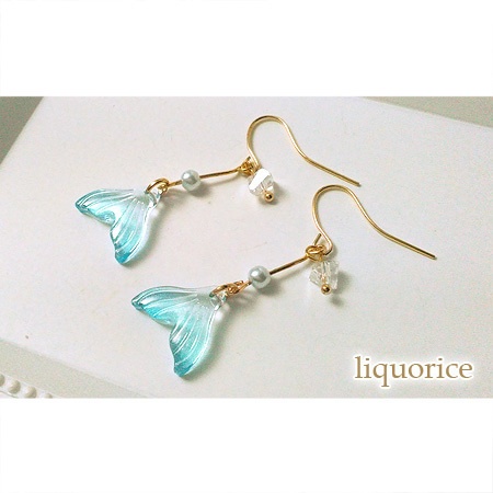 フィッシュテールのピアス・イヤリング(水色)