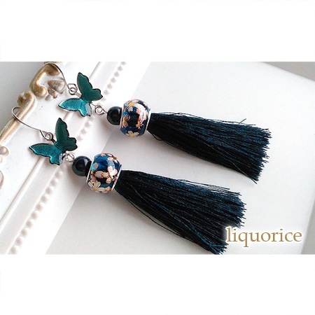 蝶々と紺色のタッセルのピアス・イヤリング