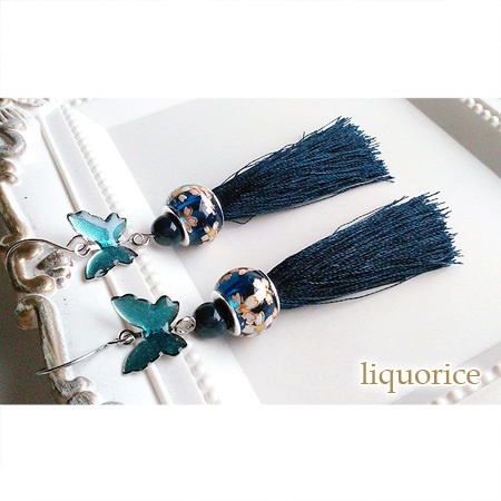 蝶々と紺色のタッセルのピアス・イヤリング