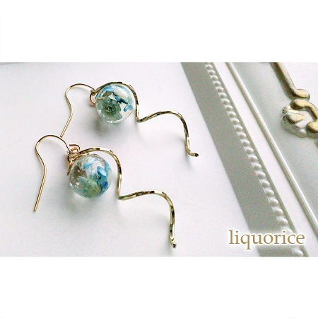 青い花のスフィアのピアス・イヤリング