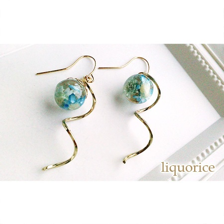 青い花のスフィアのピアス・イヤリング