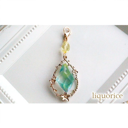 緑色鉱石のキーホルダー・バッグチャーム