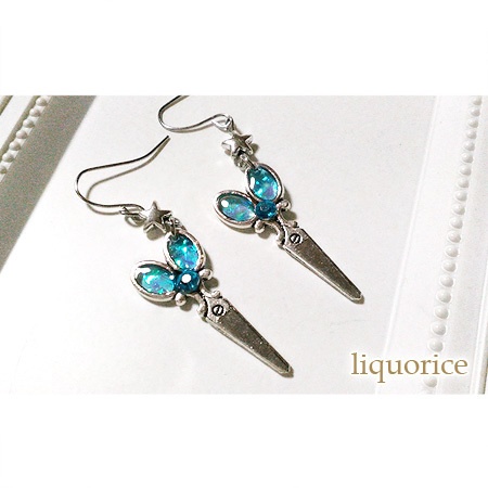 はさみのピアス・イヤリング(水色)