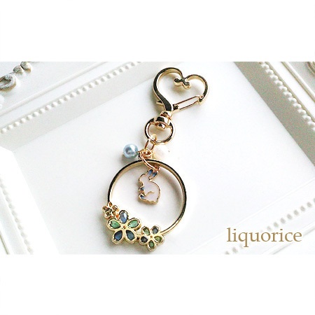 うさぎとお花のキーホルダー・バッグチャーム（紺色）