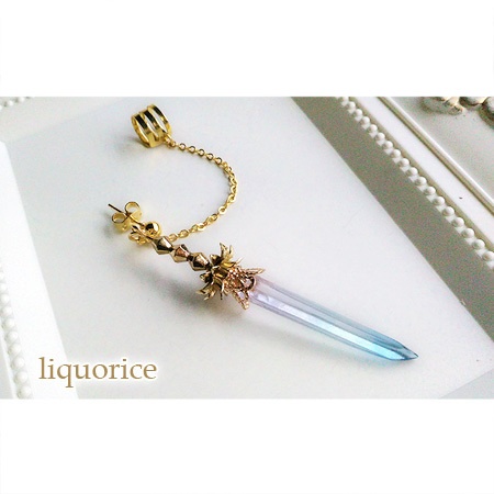 刀のイヤーカフ (ピアス・イヤリング(水色))