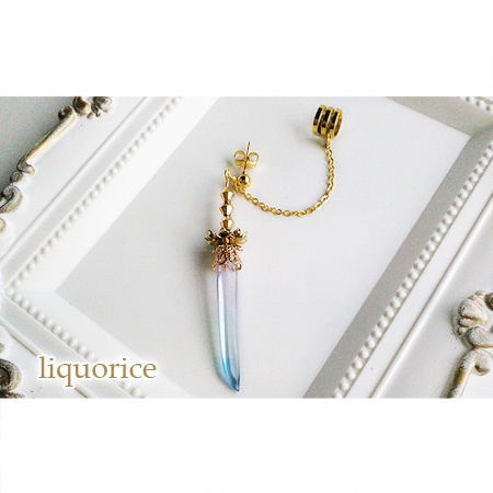 刀のイヤーカフ　（ピアス・イヤリング（水色））