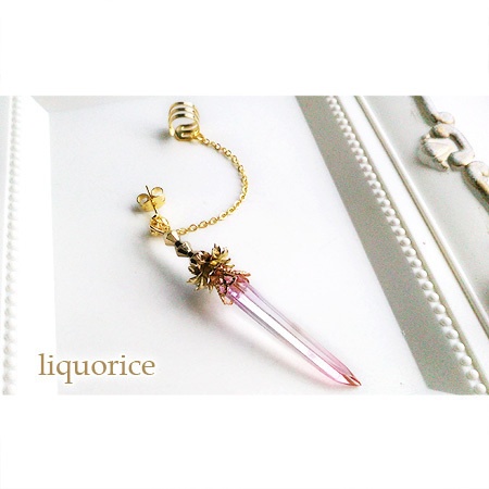 刀のイヤーカフ　（ピアス・イヤリング（赤色））