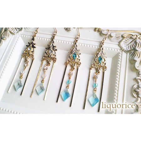 ダイヤのクリスタルとビジューのピアス・イヤリング(薄い水色)