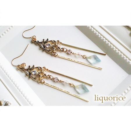 ダイヤのクリスタルとビジューのピアス・イヤリング(薄い水色)