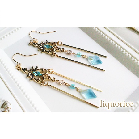 ダイヤのクリスタルとビジューのピアス・イヤリング(水色)