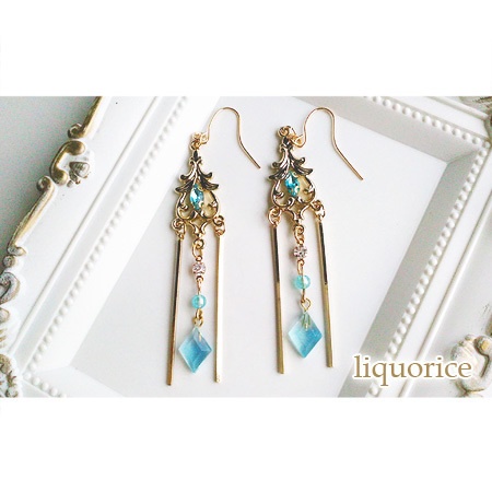 ダイヤのクリスタルとビジューのピアス・イヤリング（水色）