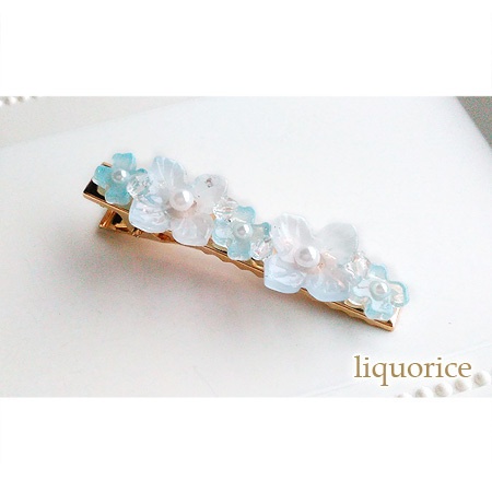 水色の花とパールのヘアクリップ・バレッタ