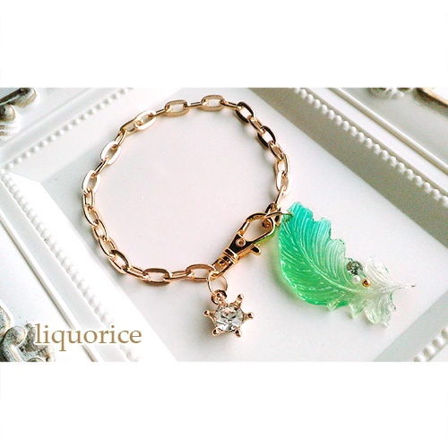 羽根と王冠のキーチェーン・バッグチャーム（黄緑色）